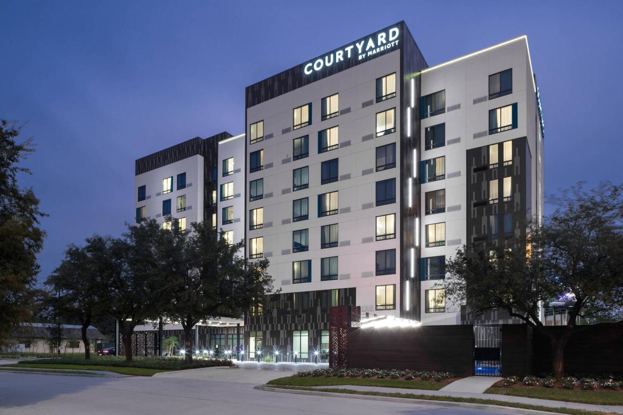 Courtyard By Marriott Houston Heights/I-10 Hotel Exterior photo